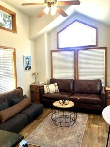 Ruang duduk di Charming Cabin on a Glamping Resort with Swimming Pool in Austin, Texas
