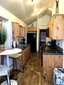 Dapur atau dapur kecil di Charming Cabin on a Glamping Resort with Swimming Pool in Austin, Texas