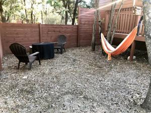 Taman di luar Charming Cabin on a Glamping Resort with Swimming Pool in Austin, Texas
