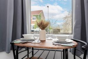 Una mesa con dos platos delante de una ventana. en Pensbury House, en Darlington