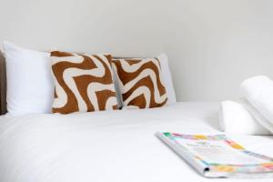 un libro sobre una cama con almohadas en Pensbury House, en Darlington