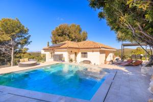 ein Swimmingpool vor einem Haus in der Unterkunft Mora Villa ONLY FAMILIES in Tarragona