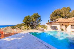 ein Swimmingpool im Hinterhof eines Hauses in der Unterkunft Mora Villa ONLY FAMILIES in Tarragona