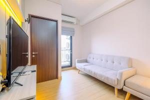 TV a/nebo společenská místnost v ubytování Homey and Modern Look 2BR Transpark Cibubur Apartment By Travelio