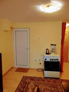 una cucina con piano cottura e macchinetta del caffè. di Cozy little flat in Karlovo a Karlovo Altre 8 foto