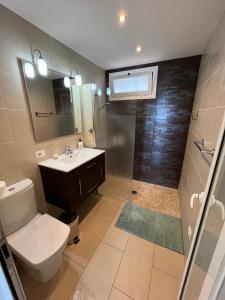 a bathroom with a toilet and a sink and a shower at Bungalow Sun terrace 360º Relax in Los Realejos +35 photos