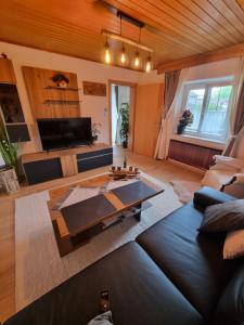 een woonkamer met een bank en een tafel bij Ferienwohnung Anna in Grödig