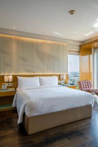 Renaissance Lucknow Hotel, Gomti Nagar客房内的一张或多张床位