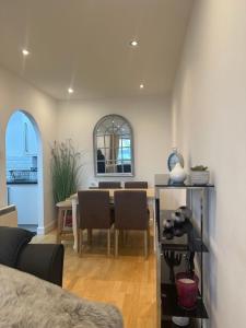 Χώρος καθιστικού στο Liverpool River View City 2 Bedroom apartment, FREE parking +15 φωτογραφίες