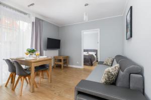 Μια τηλεόραση ή/και κέντρο ψυχαγωγίας στο Seaside Apartment Rybacka with Parking by Noclegi Renters