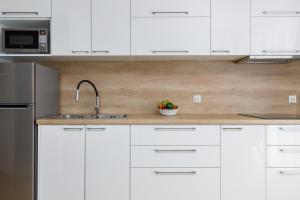 Η κουζίνα ή μικρή κουζίνα στο Seaside Apartment Rybacka with Parking by Noclegi Renters +19 φωτογραφίες