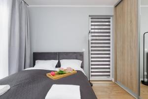 Ένα ή περισσότερα κρεβάτια σε δωμάτιο στο Seaside Apartment Rybacka with Parking by Noclegi Renters