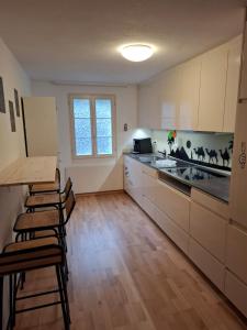 una cucina con un tavolo e sedie in una stanza di Eidechse a Morschach