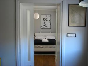 グディニャにあるApartament Black & White w Centrum Gdyni IIIの小さなベッドルーム(ベッド1台、鏡付)