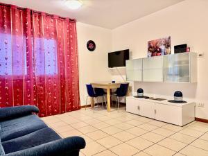 ベルガモにあるCentral apartamentsのソファとテーブルのあるリビングルーム
