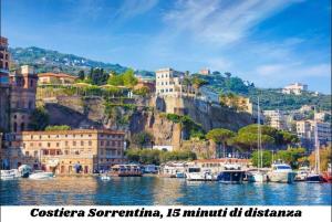トッレ・デル・グレーコにあるModern Apartment 10 minutes from Pompeiの水上ボートが浮かぶ街並み