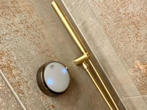 a mirror on the ground next to a gold pole at Luxurious guest house in Yorkshire with parking in Hemingbrough +27 photos