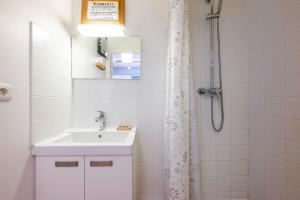 ヴァロワールにあるLa maison d’Anthelmetteの洗面台とシャワー付きの白いバスルーム +25枚の写真