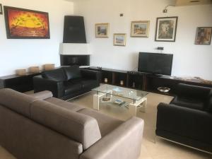 TV a/nebo společenská místnost v ubytování Casa indipendente con vista mare