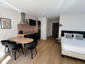 Llit o llits en una habitació de Les Maisons d'Eugène Appart'Hôtel - Centre Historique