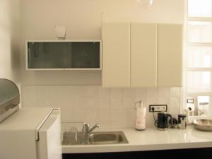 Kuchyňa alebo kuchynka v ubytovaní Apartament Black & White w Centrum Gdyni III