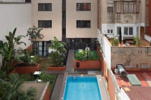 Bazén v ubytovaní Enjoybcn Patio de Gala alebo v jeho blízkosti