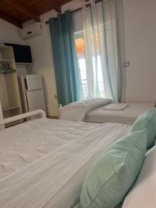 Postel nebo postele na pokoji v ubytování Hotel Portokali