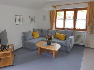 a living room with a couch and a table at Ferienwohnung Miesbeck in Burgberg