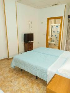 Postel nebo postele na pokoji v ubytování Hostal Gran Via Levante