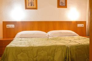 Postel nebo postele na pokoji v ubytování Hostal Gran Via Levante