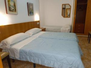 Postel nebo postele na pokoji v ubytování Hostal Gran Via Levante