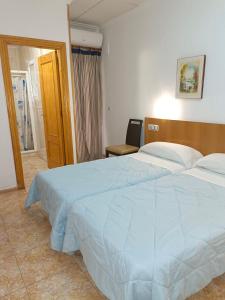 Postel nebo postele na pokoji v ubytování Hostal Gran Via Levante