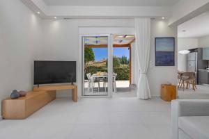 TV a/nebo společenská místnost v ubytování Villa Petalutha Rhodes