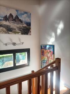 a staircase with a window and a painting on the wall at Relax y Bienestar in Izarra