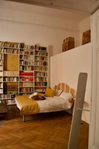 una camera con letto e librerie con libri di Passepartout a Napoli