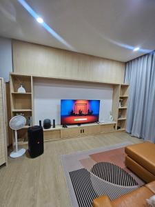 ein Wohnzimmer mit einem großen Flachbildfernseher in der Unterkunft บ้านเราเอง My House Khaoyai in Pak Chong