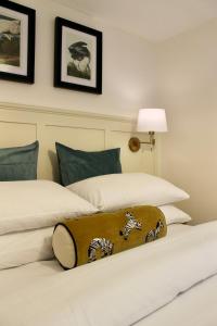 une chambre d'hôtel avec deux lits avec un sac sur le lit dans l'établissement Cosy Cottage in Rural Lympsham, à Lympsham