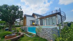 eine Villa mit Swimmingpool und ein Haus in der Unterkunft บ้านเราเอง My House Khaoyai in Pak Chong