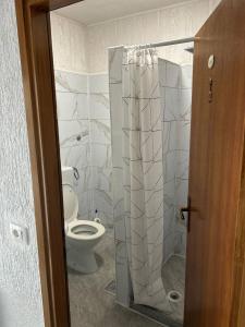 a bathroom with a toilet and a glass shower door at Villa Hanka Umag - 3 verschiedene Whg - 40 qm 3 Pers, 50 qm bis 4 Pers oder 70 qm bis 5 Pers, Balkone, nur 70 m zum Strand, von 3 bis max 5 Personen, WLAN, SAT-TV, Klima, Küche, Parkplätze,ruhig gelegen in Umag +39 photos