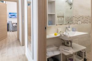 een badkamer met een wastafel en een spiegel bij Mya Home Luxury Apartments in Castellammare di Stabia +83 foto's