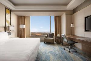 Postel nebo postele na pokoji v ubytování Shangri-La Songbei, Harbin