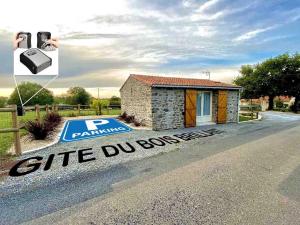 a small building on the side of a road at Gîte du Bois Brillant in Couffé