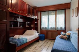 a small bedroom with a bed and a window at Il Giardino Segreto in Bellagio
