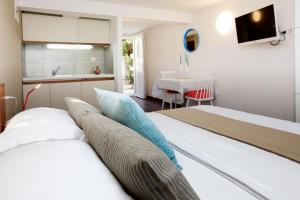a hotel room with two beds and a kitchen at Vacation Home Villa Oleandra in Bol