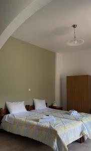 A bed or beds in a room at Mesohori studios