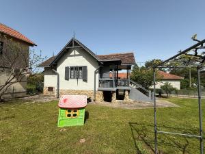 Taman di luar Rustika Koviljača