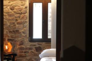 Postel nebo postele na pokoji v ubytování Casa rural rústica "EL COLMENAR" para parejas, familias o amigos a la montaña