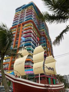 Nam KhêFlamingo Hai Tien的一栋高楼，楼上有很多窗户。