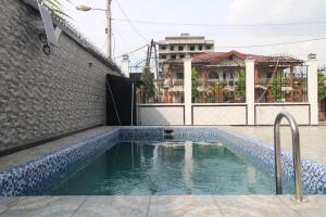 a swimming pool in the side of a building at RAP Appart 302 avec piscine in Douala