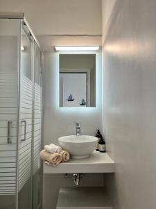 A bathroom at Vavanos Studios